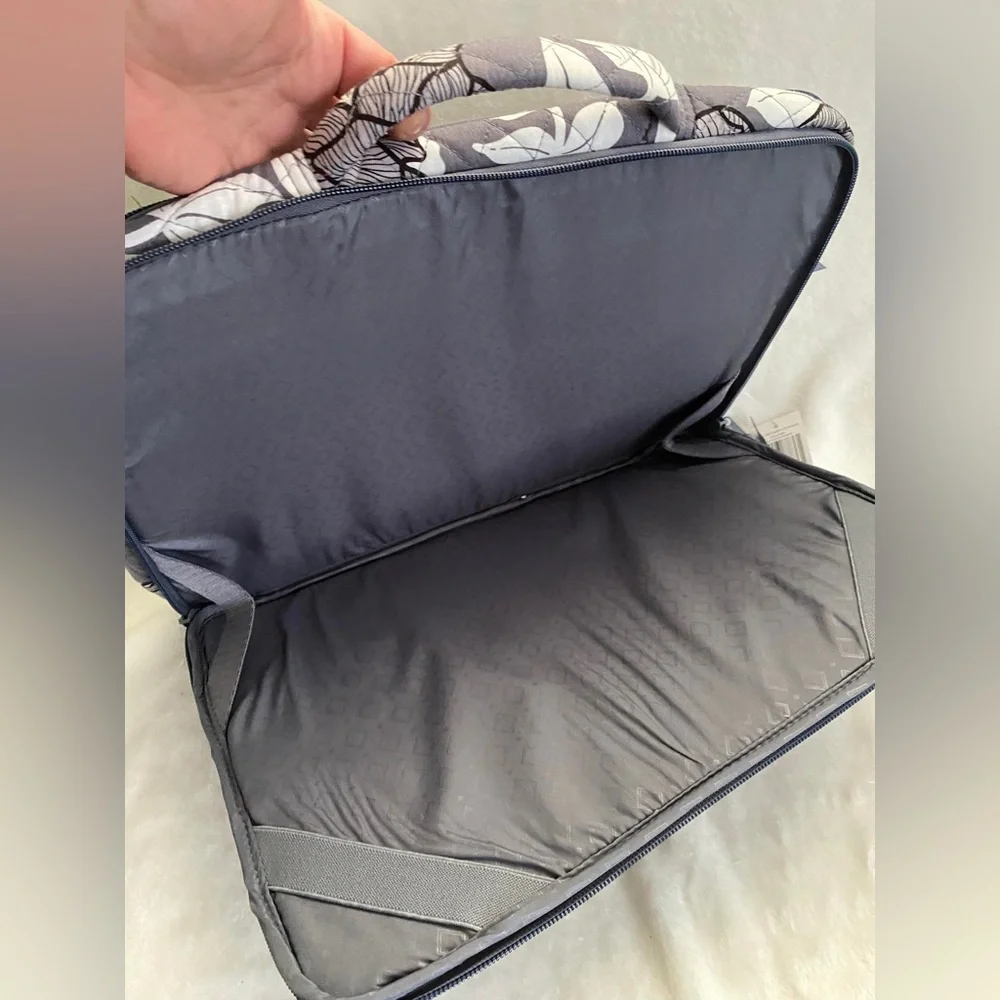 ✨🆕✨Brand New Vera Bradley Laptop Bag